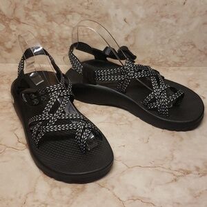 Chaco white and black adjustable straps toe hook woman sandals size 8